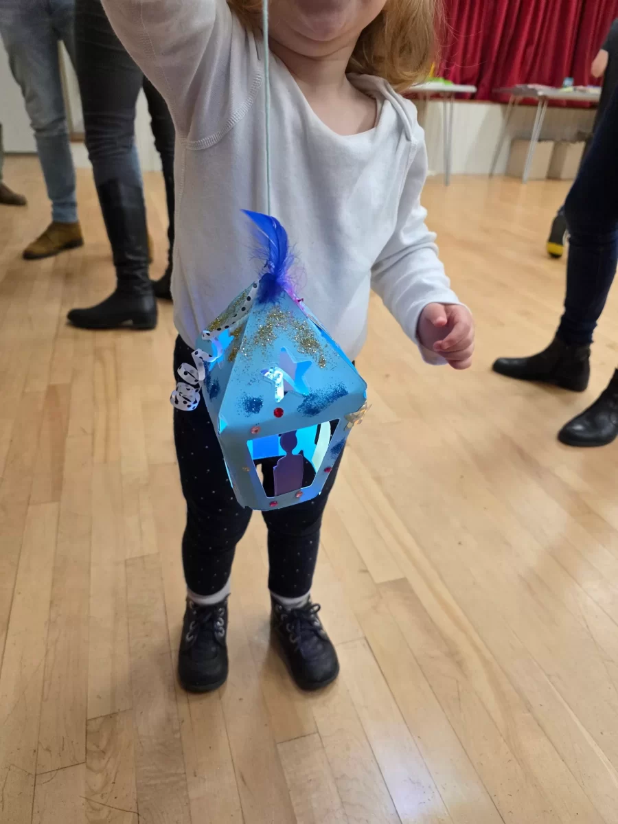 Une petite fille montrant sa lanterne créée durant la fête des lumières du Petit Club Français d'Oxfordshire, un événement pour la communauté francophone d'Oxfordshire
