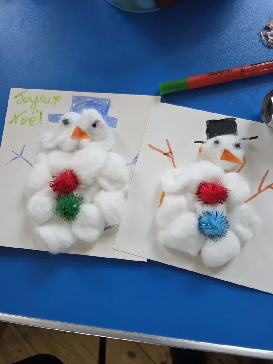 bonhommes de neige sur carte de voeux fabriquées lors de l'atelier de Noël en français du Petit Club Français d'Oxfordshire